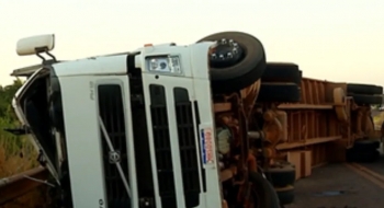 Motorista e 40 bois morrem após veículo tombar em rodovia de Goiás 